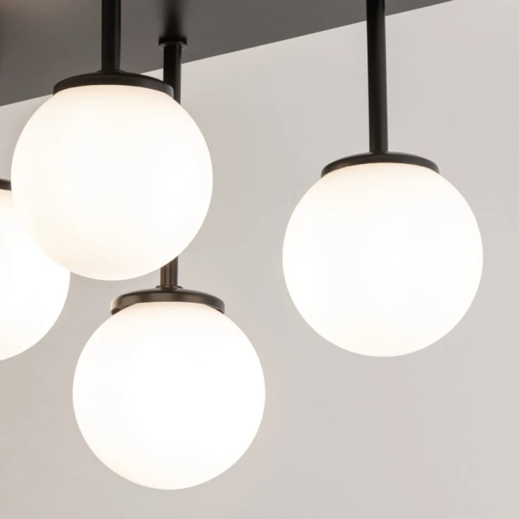 Lampa sufitowa TULIA 6xG9 czarna z białymi kloszami efektownie oświetli salon, jadalnię, sypialnię lub korytarz. Sześć szklanych kul umieszczonych na prętach o różnej długości tworzy ciekawą, przestrzenną kompozycję.