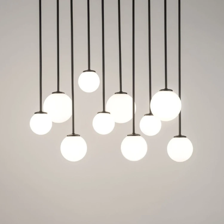 TULIA 10xG9 to nowoczesna lampa sufitowa z czarną, matową podsufitką i białymi kloszami ze szkła. Model o wymiarach 75 × 19 × 90 cm pasuje do przestronnych jadalni, wysokich salonów, antresoli i reprezentacyjnych holi.