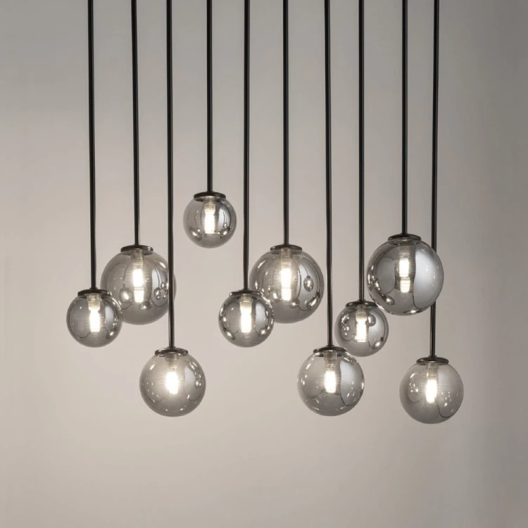 TULIA 10xG9 to nowoczesna lampa sufitowa z czarną, matową podsufitką i dymionymi kloszami ze szkła. Model o wymiarach 75 × 19 × 90 cm pasuje do przestronnych jadalni, wysokich salonów, antresoli i holi.