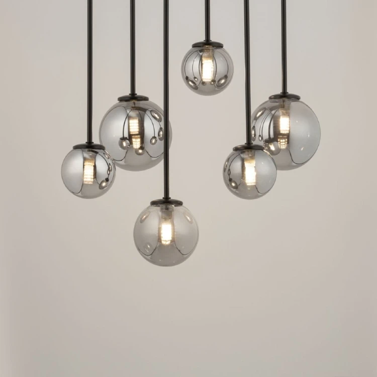 TULIA 6xG9 to nowoczesna lampa sufitowa z czarną, matową podsufitką i dymionymi kloszami ze szkła. Model o wymiarach 42 × 19 × 90 cm pasuje do wysokich salonów, antresoli, holi, jadalni i klatek schodowych.