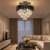Żyrandol kryształowy TOLEDO 4xE27 czarno-chromowany to elegancka lampa w stylu glamour. Połączenie czerni, chromu i kryształów tworzy luksusowy efekt, który doskonale podkreśli charakter salonu, sypialni lub jadalni.