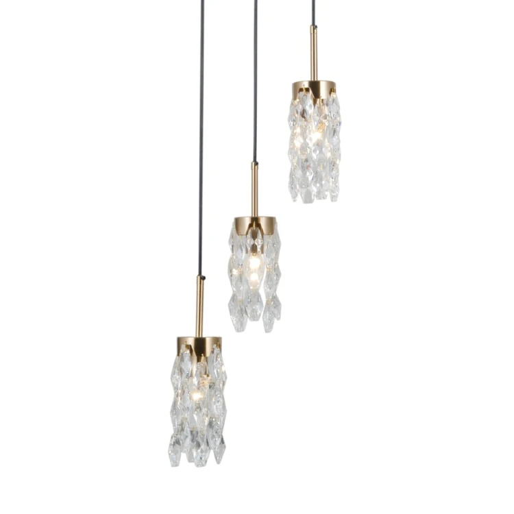 Lampa kaskadowa ZORTA Italux z trzema kloszami na różnych wysokościach efektownie rozświetli wysokie wnętrze. Czarno-złota oprawa i przezroczyste szkło pasują do salonu, jadalni, holu oraz nowoczesnej klatki schodowej.