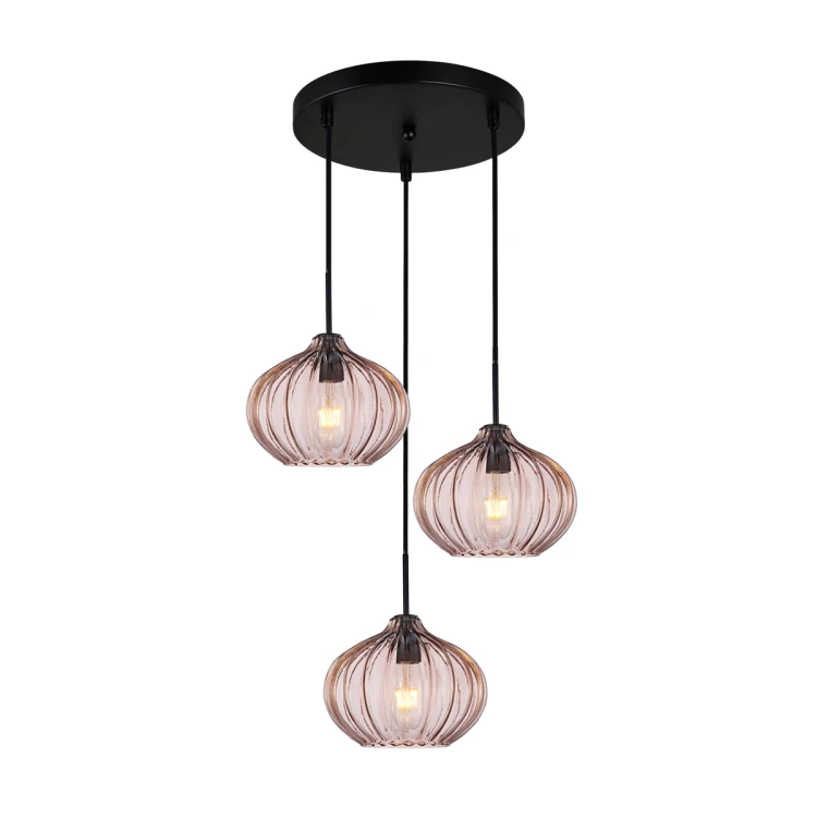 Lampa wisząca Italux PND-2940-3AS-BK-CF zachwyca trzema brązowymi kloszami z ryflowanego szkła. Kaskadowy układ, czarna oprawa i gwinty E27 tworzą efektowne oświetlenie nad stół, do salonu, jadalni lub wysokiego holu.