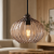 Szukasz dekoracyjnej lampy nad stół? Italux PND-2940-3AS-BK-CF posiada trzy ryflowane klosze z brązowego szkła i czarną podsufitkę. Kaskadowa kompozycja sprawdzi się w jadalni, salonie, sypialni lub przestronnym holu.