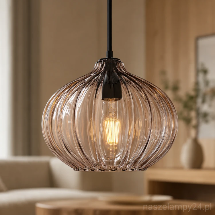 Szukasz dekoracyjnej lampy nad stół? Italux PND-2940-3AS-BK-CF posiada trzy ryflowane klosze z brązowego szkła i czarną podsufitkę. Kaskadowa kompozycja sprawdzi się w jadalni, salonie, sypialni lub przestronnym holu.