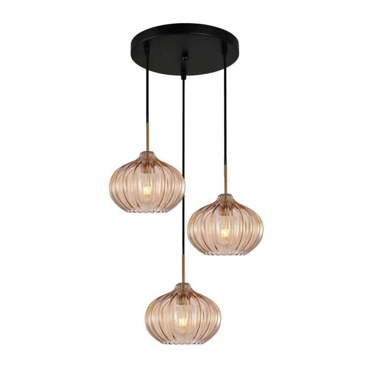 Lampa sufitowa PANSOL 3xE27 Italux zachwyca trzema bursztynowymi kloszami z ryflowanego szkła. Kaskadowy układ, czarna podsufitka i złote detale tworzą eleganckie oświetlenie nad stół, do salonu, jadalni lub holu.