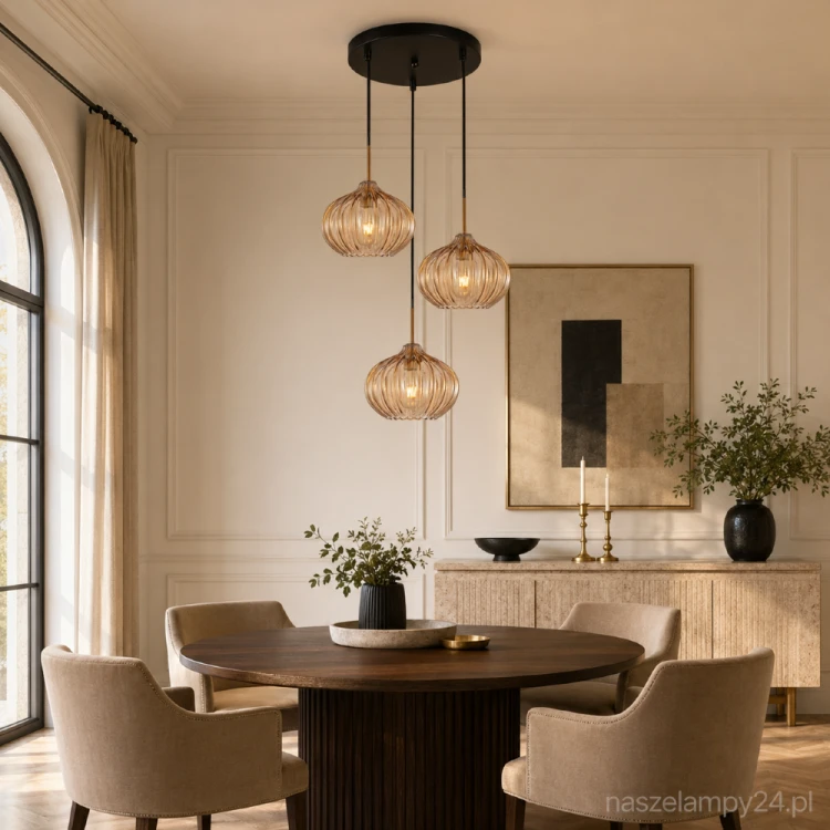 PANSOL Italux PND-2940-3AS-BRO-AMB to nowoczesna lampa z trzema szklanymi kloszami amber. Złote tuleje i czarne przewody podkreślają jej elegancki wygląd. Doskonała do salonu, jadalni, na antresolę i nad okrągły stół.