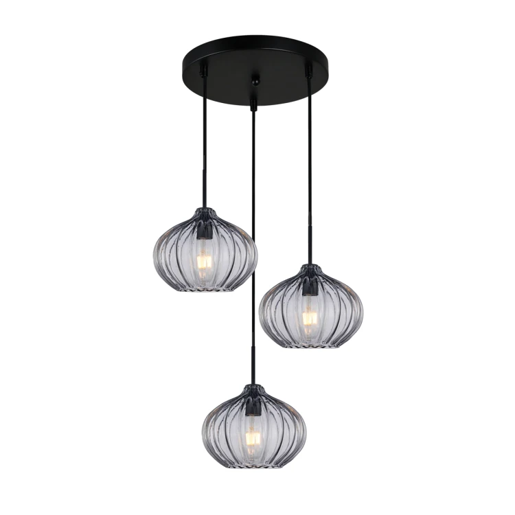 Lampa sufitowa PANSOL 3xE27 Italux zachwyca trzema dymionymi kloszami z ryflowanego szkła. Kaskadowy układ i czarne wykończenie podkreślają nowoczesny styl. Doskonała nad stół, do salonu, jadalni lub wysokiego holu.