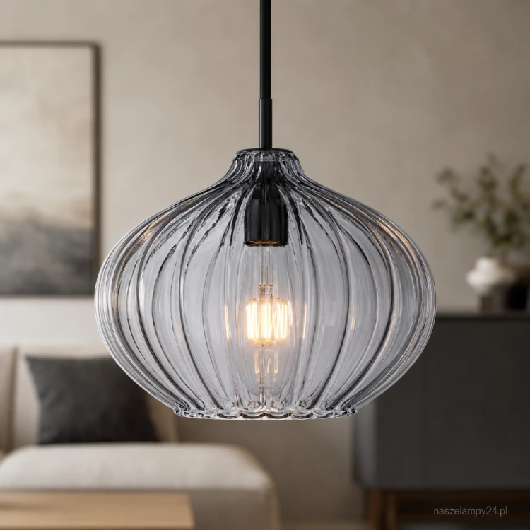 Lampa wisząca PANSOL marki Italux posiada trzy ryflowane klosze w dymionym kolorze. Punkty światła zawieszone na różnych wysokościach tworzą nowoczesną kaskadę. Idealna do salonu, jadalni, sypialni, holu lub na klatkę schodową.
