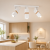Biała lampa sufitowa VIDAR WHITE Milagro ma trzy ruchome reflektory GU10 ozdobione drewnianymi opaskami. Jasna, geometryczna forma pasuje do wnętrz nowoczesnych, skandynawskich i japandi. Wymiary: 60 × 20 × 8 cm