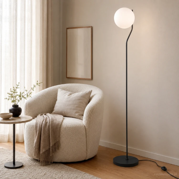 Czarna lampa podłogowa CARIMI z białym kulistym kloszem efektownie dopełni nowoczesne wnętrze. Model Italux FL-3300-1-BK ma 152 cm wysokości, oprawkę E27 oraz praktyczny włącznik umieszczony na przewodzie.