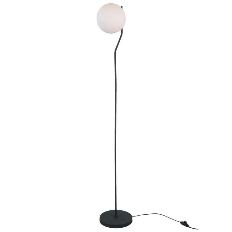 CARIMI Italux to nowoczesna lampa stojąca ze smukłym czarnym stelażem i zamkniętym kloszem z białego szkła. Wysokość 152 cm i źródło światła 1 × E27 sprawiają, że doskonale pasuje obok sofy, fotela lub łóżka