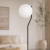 Nowoczesna lampa podłogowa CARIMI Italux w kolorze czarnym została wyposażona w biały klosz typu kula oraz oprawkę E27. Smukła konstrukcja o wysokości 152 cm subtelnie doświetli strefę wypoczynkową lub kącik czytelniczy.