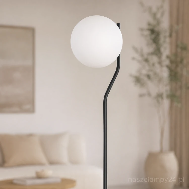 Nowoczesna lampa podłogowa CARIMI Italux w kolorze czarnym została wyposażona w biały klosz typu kula oraz oprawkę E27. Smukła konstrukcja o wysokości 152 cm subtelnie doświetli strefę wypoczynkową lub kącik czytelniczy.