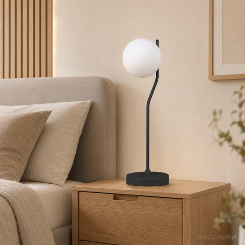 Grafitowa lampa biurkowa CARIMI z białą szklaną kulą to nowoczesne oświetlenie do gabinetu, salonu lub sypialni. Model Italux TB-3300-1-BK ma wysokość 60 cm, źródło światła 1 × G9, stopień ochrony IP20 i 2 lata gwarancji.
