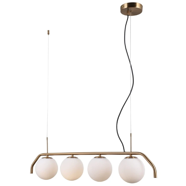 Nowoczesna lampa CARIMI Italux z czterema białymi kulami równomiernie oświetli stół lub wyspę kuchenną. Podłużna armatura w kolorze miodowego mosiądzu ma 90 cm długości i charakterystycznie wygięte końce.