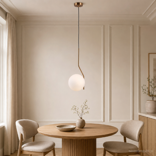 Lampa sufitowa CARIMI z białą szklaną kulą i armaturą w kolorze miodowego mosiądzu elegancko doświetli salon, sypialnię lub jadalnię. Model Italux PND-3300-1-HBR ma regulowaną wysokość oraz źródło światła 1 × G9.