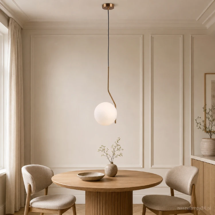 Lampa sufitowa CARIMI z białą szklaną kulą i armaturą w kolorze miodowego mosiądzu elegancko doświetli salon, sypialnię lub jadalnię. Model Italux PND-3300-1-HBR ma regulowaną wysokość oraz źródło światła 1 × G9.