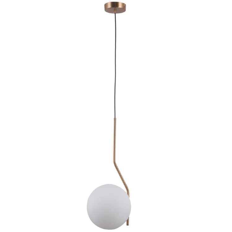 Elegancka lampa CARIMI PND-3300-1-HBR ma białą szklaną kulę, smukły stelaż w kolorze miodowego mosiądzu i czarny przewód. Sprawdzi się nad stolikiem nocnym, małym stołem, barkiem lub wyspą kuchenną. Źródło: 1 × G9.