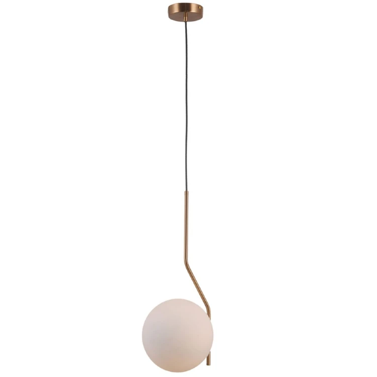Lampa wisząca CARIMI Italux wyróżnia się białym zamkniętym kloszem typu Ball i armaturą w kolorze miodowego mosiądzu. Model ma 16 cm szerokości, wysokość do 100 cm, oprawkę G9 oraz stopień ochrony IP20
