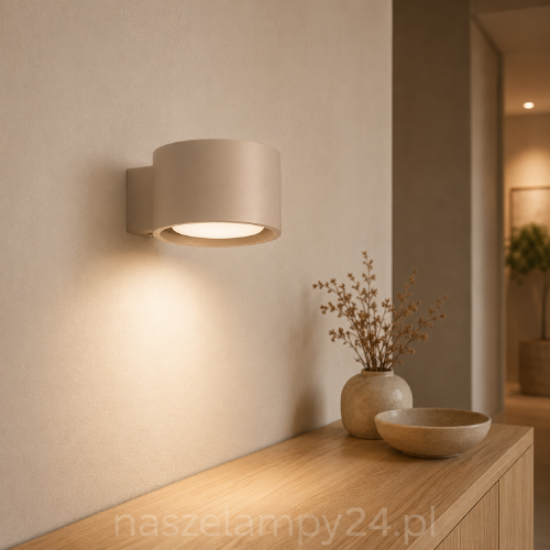 Nowoczesny kinkiet MODO w kolorze taupe subtelnie podkreśli aranżację wnętrza. Dekoracyjne światło góra–dół, kompaktowe wymiary 12 × 10 × 6 cm oraz wymienna żarówka GX53 LED zapewniają funkcjonalność i ciekawy efekt