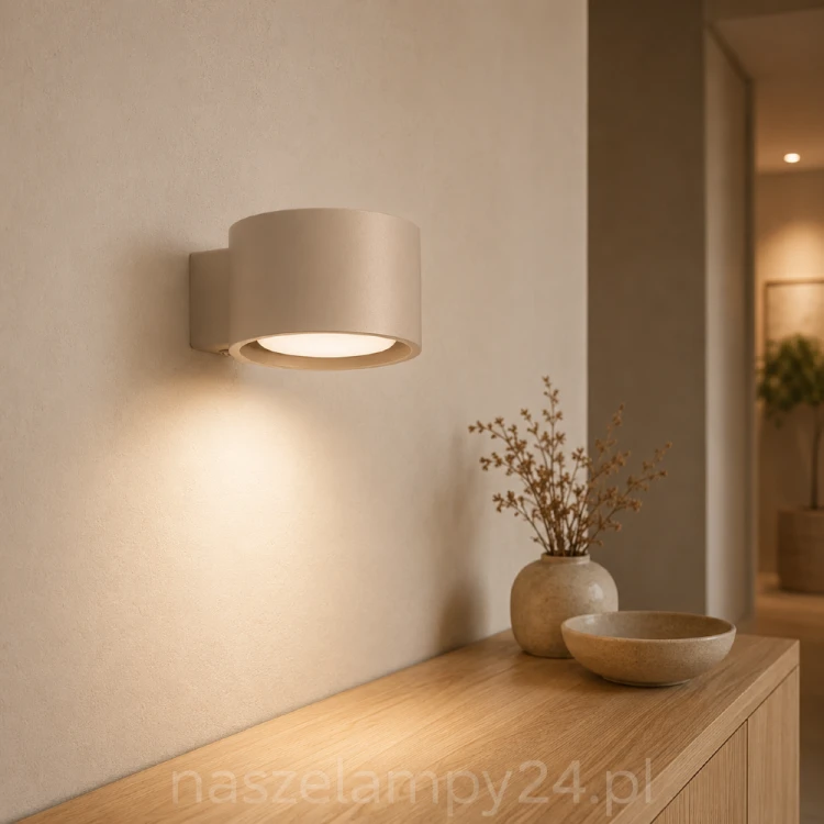 Nowoczesny kinkiet MODO w kolorze taupe subtelnie podkreśli aranżację wnętrza. Dekoracyjne światło góra–dół, kompaktowe wymiary 12 × 10 × 6 cm oraz wymienna żarówka GX53 LED zapewniają funkcjonalność i ciekawy efekt