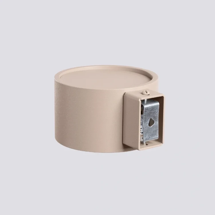 Kinkiet MODO taupe to prosta, zaokrąglona forma i przyjemne światło góra–dół. Niewielka oprawa 12 × 10 × 6 cm na żarówkę GX53 LED świetnie sprawdzi się przy łóżku, nad sofą, w korytarzu albo eleganckim salonie.