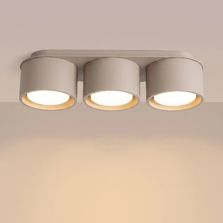 Lampa sufitowa MODO Sollux SL.2448 w kolorze taupe łączy minimalistyczny wygląd z kompaktową konstrukcją. Trzy wymienne żarówki GX53 pozwalają dobrać barwę światła do charakteru i przeznaczenia wnętrza.