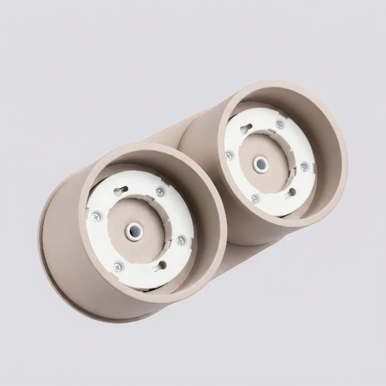 Szukasz niewielkiej lampy sufitowej? MODO 2xGX53 Sollux SL.2447 ma tylko 8 cm wysokości i jest montowana bezpośrednio przy suficie. Modny kolor taupe wprowadzi do wnętrza spokojny, elegancki oraz nowoczesny charakter.