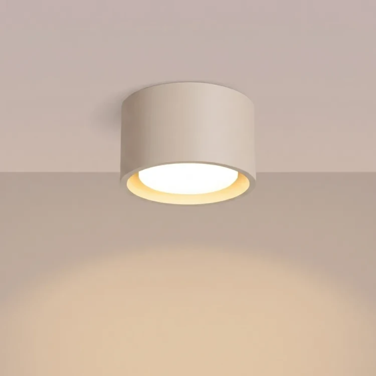 Szukasz niewielkiego plafonu? MODO 1xGX53 taupe można zamontować pojedynczo lub wykorzystać kilka lamp do oświetlenia większego salonu. Minimalistyczna forma i spokojny kolor subtelnie uzupełnią nowoczesną aranżację.