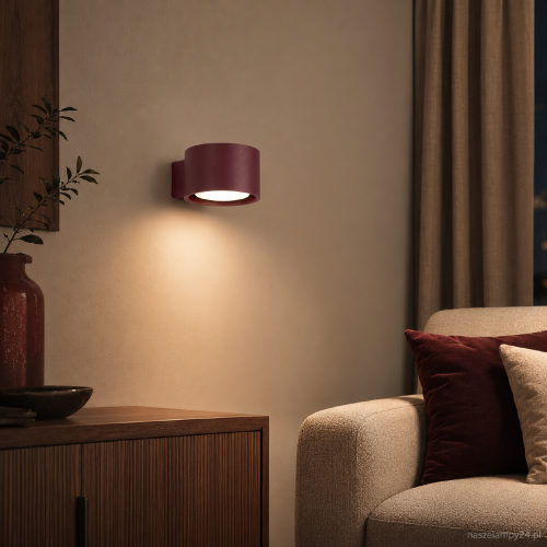 Bordowy kinkiet MODO 1xGX53 Sollux SL.2453 wyróżnia się prostą formą i eleganckim kolorem burgundowym. Kompaktowe wymiary 10 × 12 × 6 cm sprawiają, że doskonale pasuje do sypialni, salonu, gabinetu lub przedpokoju.