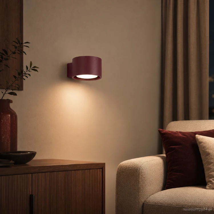 Bordowy kinkiet MODO 1xGX53 Sollux SL.2453 wyróżnia się prostą formą i eleganckim kolorem burgundowym. Kompaktowe wymiary 10 × 12 × 6 cm sprawiają, że doskonale pasuje do sypialni, salonu, gabinetu lub przedpokoju.