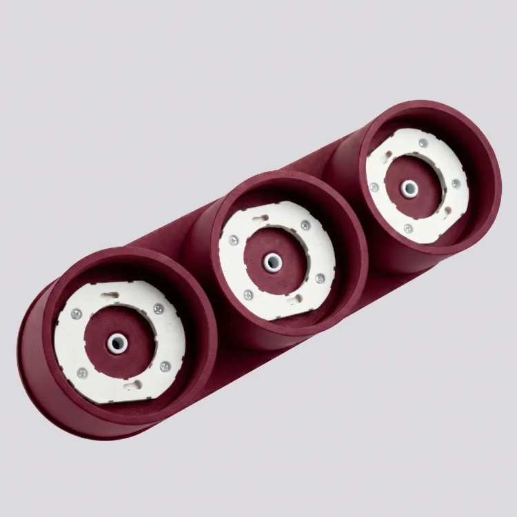 Nowoczesna lampa sufitowa MODO SL.2456 w kolorze burgundowym zapewnia trzy punkty światła GX53. Niski plafon o wymiarach 32,4 × 10,4 × 8,2 cm sprawdzi się w salonie, sypialni, pokoju młodzieżowym i korytarzu.