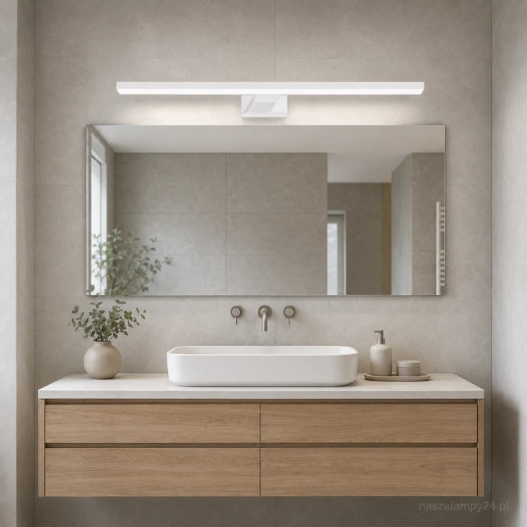 Biały kinkiet łazienkowy SHINE WHITE ML6337 ma zintegrowany moduł LED 15W, strumień 1050 lm i neutralną barwę 4000K. Smukła oprawa o długości 80 cm równomiernie oświetli szerokie lustro oraz strefę umywalkową.