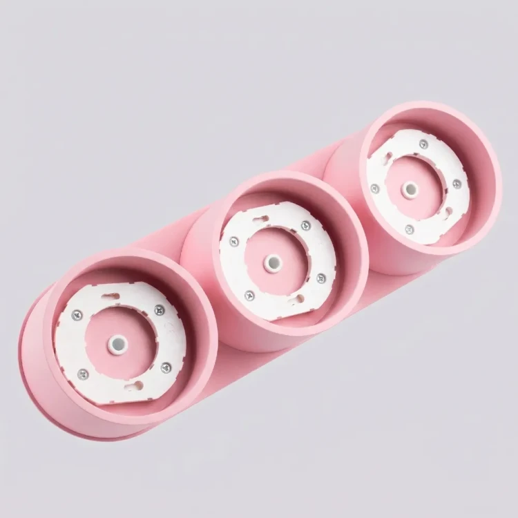 Lampa MODO Pink Sollux SL.2468 łączy trzy cylindryczne oprawy GX53 z delikatnym różowym wykończeniem. Kompaktowy plafon sprawdzi się w pokoju dziecięcym, młodzieżowym, sypialni lub garderobie. Wymiary: 32,4 × 10,4 × 8,2 cm.