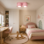 Lampa MODO Pink 2xGX53 to kompaktowy plafon w delikatnym różowym kolorze. Oprawa Sollux SL.2467 ma wymiary 21 × 10 × 8 cm i dobrze komponuje się z bielą, beżem oraz jasnym drewnem. Żarówki nie są dołączone.