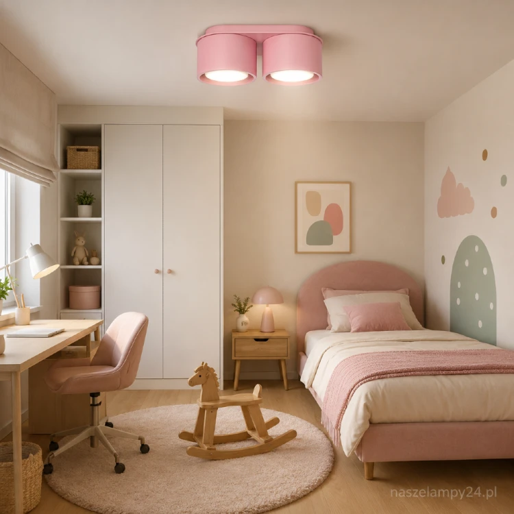 Lampa MODO Pink 2xGX53 to kompaktowy plafon w delikatnym różowym kolorze. Oprawa Sollux SL.2467 ma wymiary 21 × 10 × 8 cm i dobrze komponuje się z bielą, beżem oraz jasnym drewnem. Żarówki nie są dołączone.