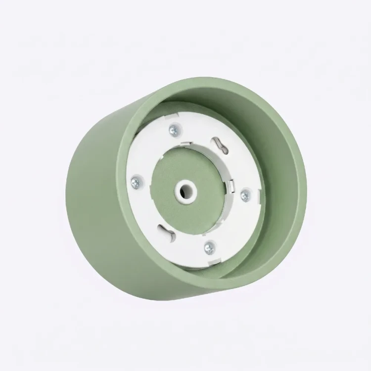 Lampa MODO Sage Sollux SL.2470 łączy cylindryczną formę z pastelową zielenią inspirowaną naturą. Wymienna żarówka GX53 pozwala wybrać moc i barwę światła. Kilka plafonów może stworzyć efektowną kompozycję na suficie.