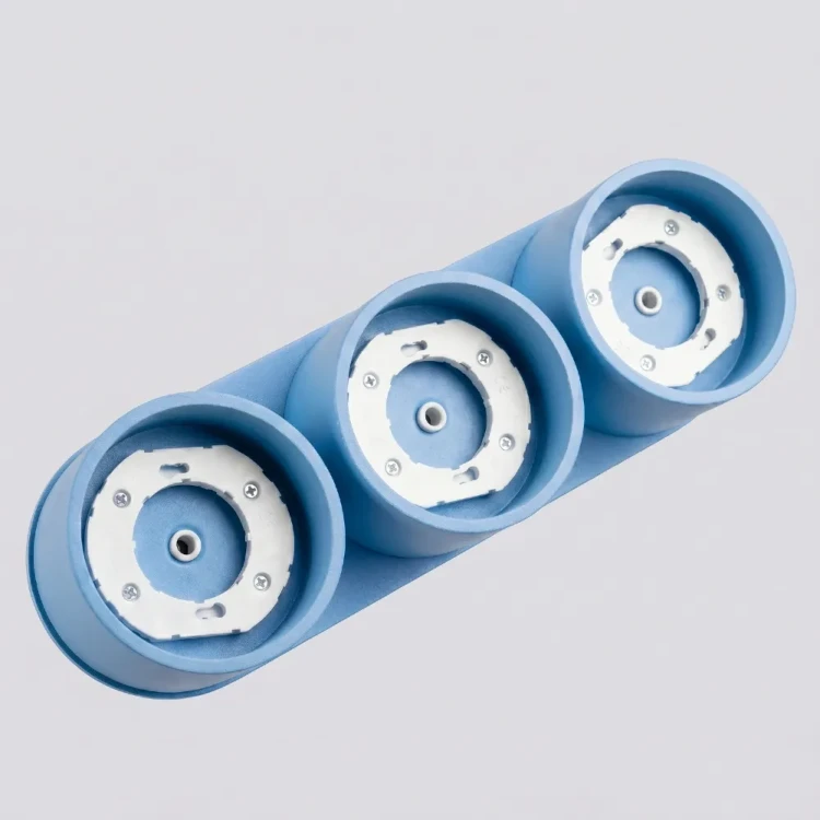 Lampa sufitowa MODO Blue Sollux SL.2488 łączy trzy cylindryczne oprawy GX53 z niebieskim wykończeniem. Sprawdzi się w aranżacji inspirowanej kosmosem, oceanem lub lotnictwem. Źródła światła należy dokupić oddzielnie.