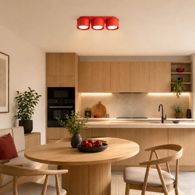 Nowoczesna lampa sufitowa MODO czerwona 3xGX53 marki Sollux jest montowana bezpośrednio przy suficie. Trzy źródła światła i kompaktowa wysokość 8,2 cm sprawdzą się w pokoju młodzieżowym, kuchni lub domowym biurze.