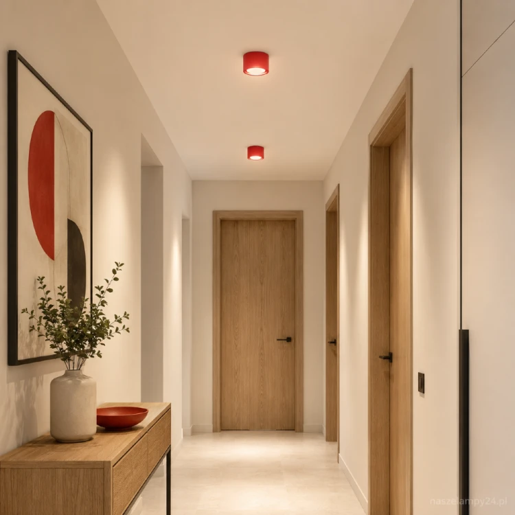 Plafon MODO Red 1xGX53 marki Sollux to nowoczesna lampa sufitowa o wymiarach 10 × 10 × 6 cm. Czerwone wykończenie ożywi pokój dziecięcy, młodzieżowy, przedpokój, garderobę, korytarz albo domowy gabinet.