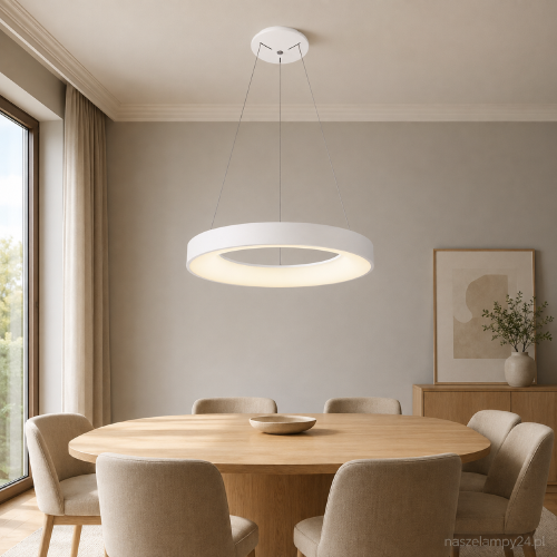 Biała lampa sufitowa GIULIA Italux zachwyca nowoczesną formą pierścienia. Zintegrowany LED 40W emituje 2200 lm światła o ciepłej barwie 3000K. Regulowane zawieszenie pozwala dopasować lampę do jadalni, kuchni lub salonu.