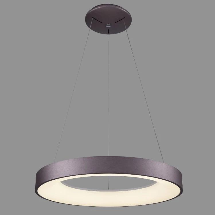 Nowoczesna lampa wisząca GIULIA LED 40W łączy formę świetlnego pierścienia z kawowym wykończeniem. Zapewnia 2200 lm, barwę 3000K, regulowaną wysokość do 120 cm oraz możliwość ściemniania kompatybilnym ściemniaczem.
