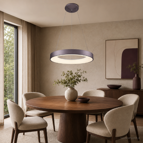 Lampa sufitowa GIULIA Italux zachwyca pierścieniem w eleganckim kolorze kawowym. Zintegrowany LED 40W emituje 2200 lm światła 3000K. Model ma średnicę 48 cm, regulowaną wysokość i jest przystosowany do ściemniania.