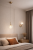 Lampa sufitowa PADRI Italux wyróżnia się złotą armaturą, czarnym przewodem i dekoracyjnym kloszem w formie kryształowej kuli. Minimalistyczna oprawa 1xG9 stanowi elegancki akcent w sypialni, salonie lub jadalni.