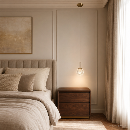 Złota lampa sufitowa PADRI 1xG9 zachwyca kulistym kloszem z dekoracyjnie formowanego szkła. Smukłe zawieszenie i eleganckie wykończenie pasują do sypialni, salonu, jadalni, garderoby oraz nowoczesnego holu.
