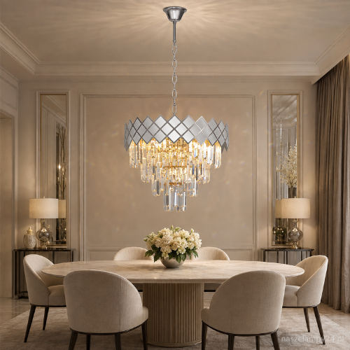 Kryształowy żyrandol CARISMA 9xE14 to efektowna lampa glamour do salonu i jadalni. Geometryczna obręcz w kolorze chromu, średnica 50 cm oraz kaskada kryształów tworzą elegancką dekorację wnętrza.