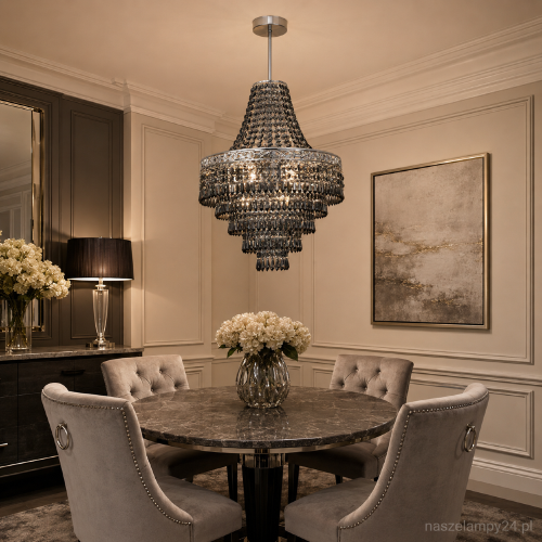 Lampa sufitowa CORAL 3xE27 zachwyca srebrnym wykończeniem i czarnymi kryształkami ułożonymi w elegancką kaskadę. Kompaktowa średnica 36 cm pozwala wykorzystać ją nad stołem oraz w salonie, sypialni lub przedpokoju.