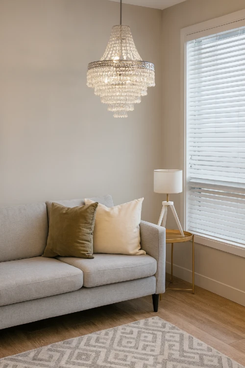 Lampa wisząca CORAL MLP1586 z trzema oprawkami E27 łączy srebrny chrom z efektownymi, przezroczystymi kryształkami. Żyrandol o średnicy 36 cm będzie dekoracją salonu, sypialni, jadalni lub przedpokoju.