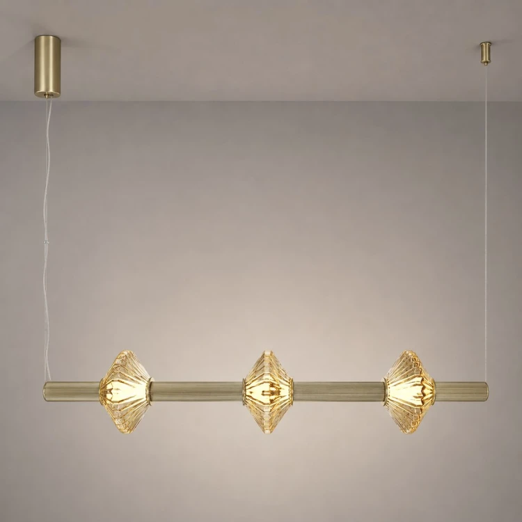 Nowoczesna lampa LED PADRE ML2799 łączy złoty profil z trzema fasetowanymi kloszami. Moc 18W i strumień 1080 lm zapewniają ciepłe światło 3000K. Oprawa ma 80 cm szerokości i regulowaną wysokość 30–140 cm.